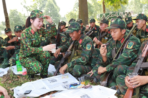 Hội viên phụ nữ Bộ Tham mưu, Quân khu 5 động viên chiến sĩ mới Tiểu đoàn Đặc công 409 trong giờ giải lao.